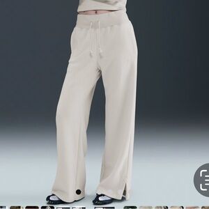 Nike Sportswear Phoenix Plush
Women's High-Waisted Wide-Leg Cosy Fleece pants